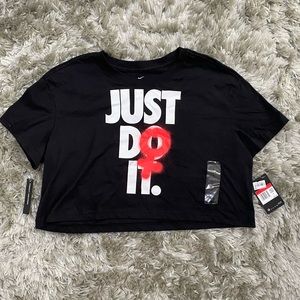 NIKE cropped t-shirt NWT